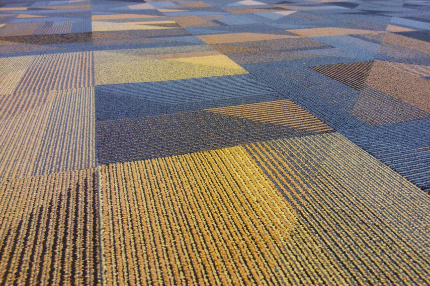 Oblique carpet tile