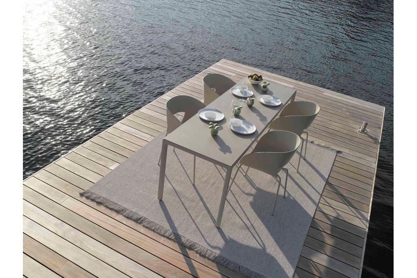 There is now a version with lacquered legs and a version with teak legs.