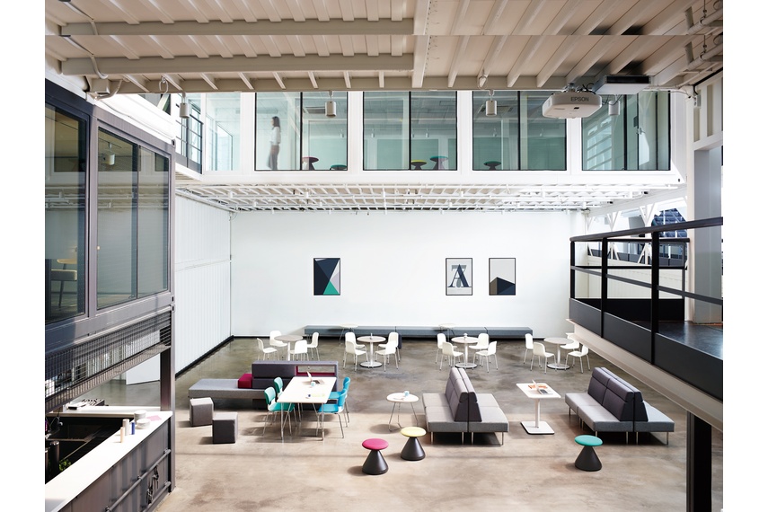 With a simple design, integrated IT options, and vivid colours, you can create a space to suit your needs.