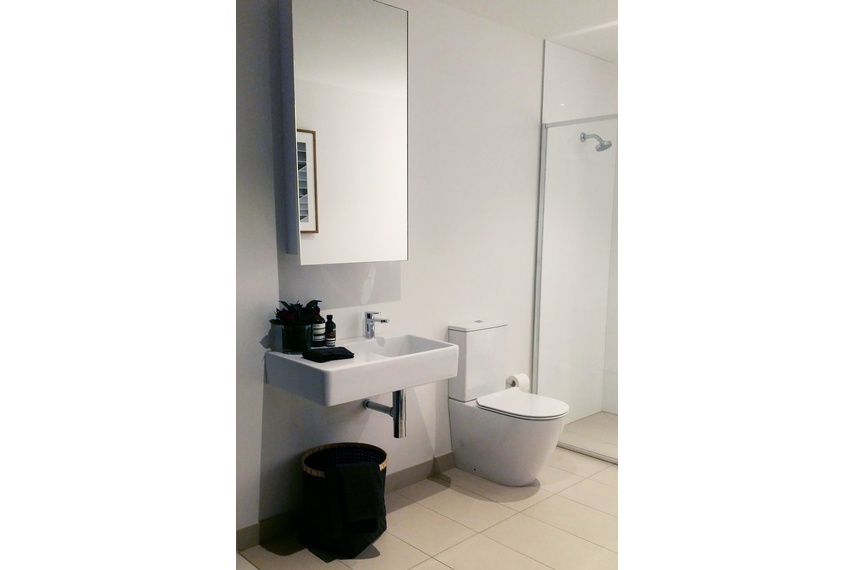 Ellisse close coupled back-to-wall suite.