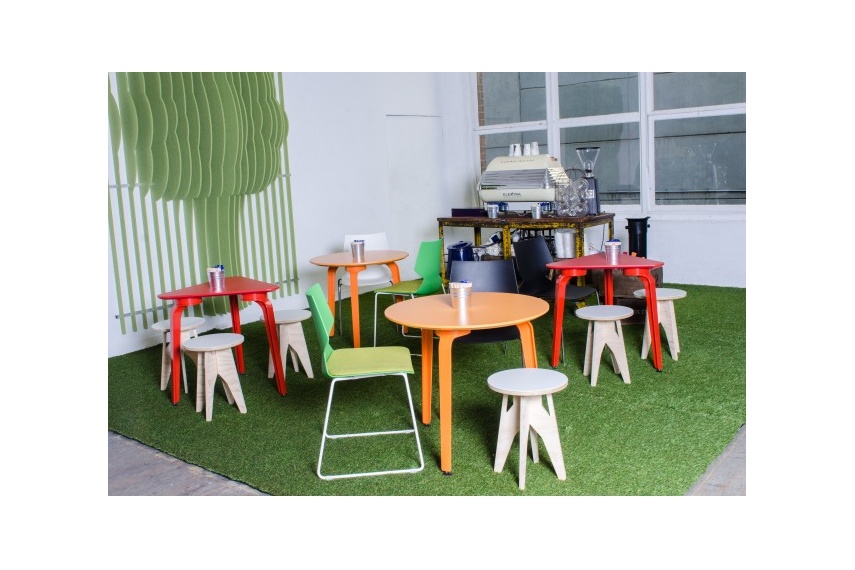 Create an inspiring break out area with MOMENT meeting tables in bright colours