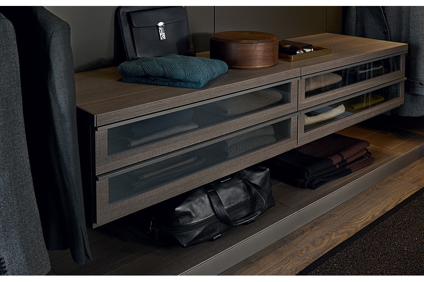Comes with a wide range of containers and accessories dedicated to specific functions.