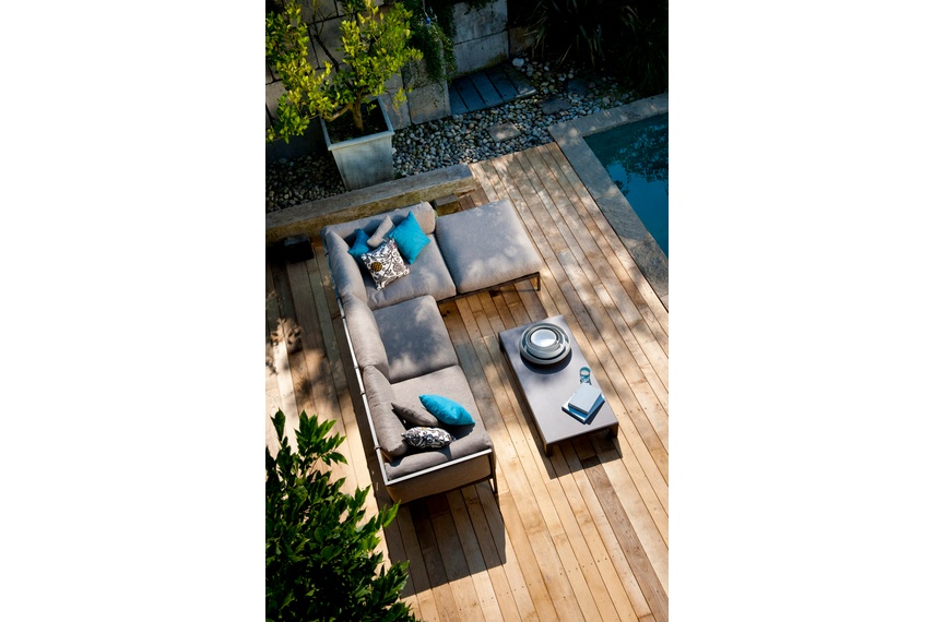 The Natal Alu sofa is an outdoor sofa that will fit many terraces.