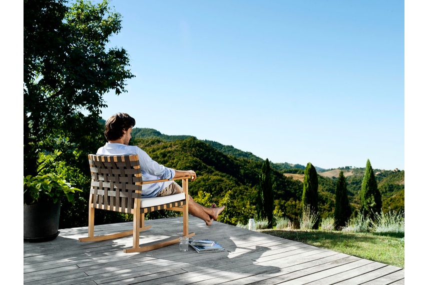 A lounger with royal dimensions.