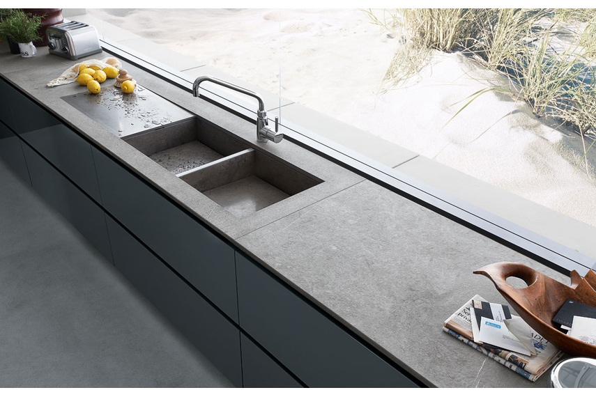 The Artex kitchen is signed by CR&S Varenna.