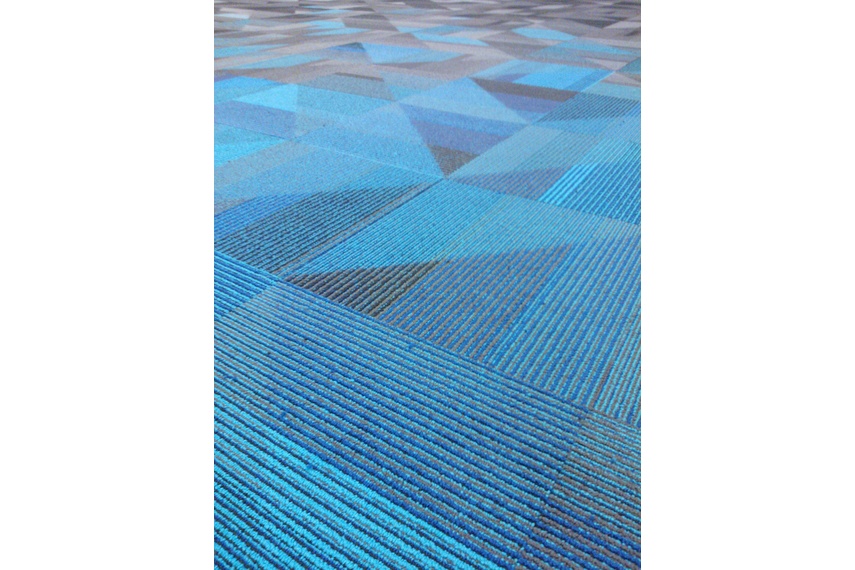 Oblique carpet tile